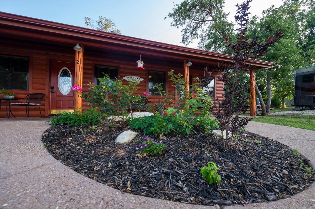 Cabin 1 Rental 15 Minutes From Magnolia And Baylor Waco Bagian luar foto