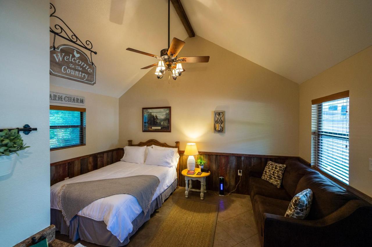 Cabin 1 Rental 15 Minutes From Magnolia And Baylor Waco Bagian luar foto
