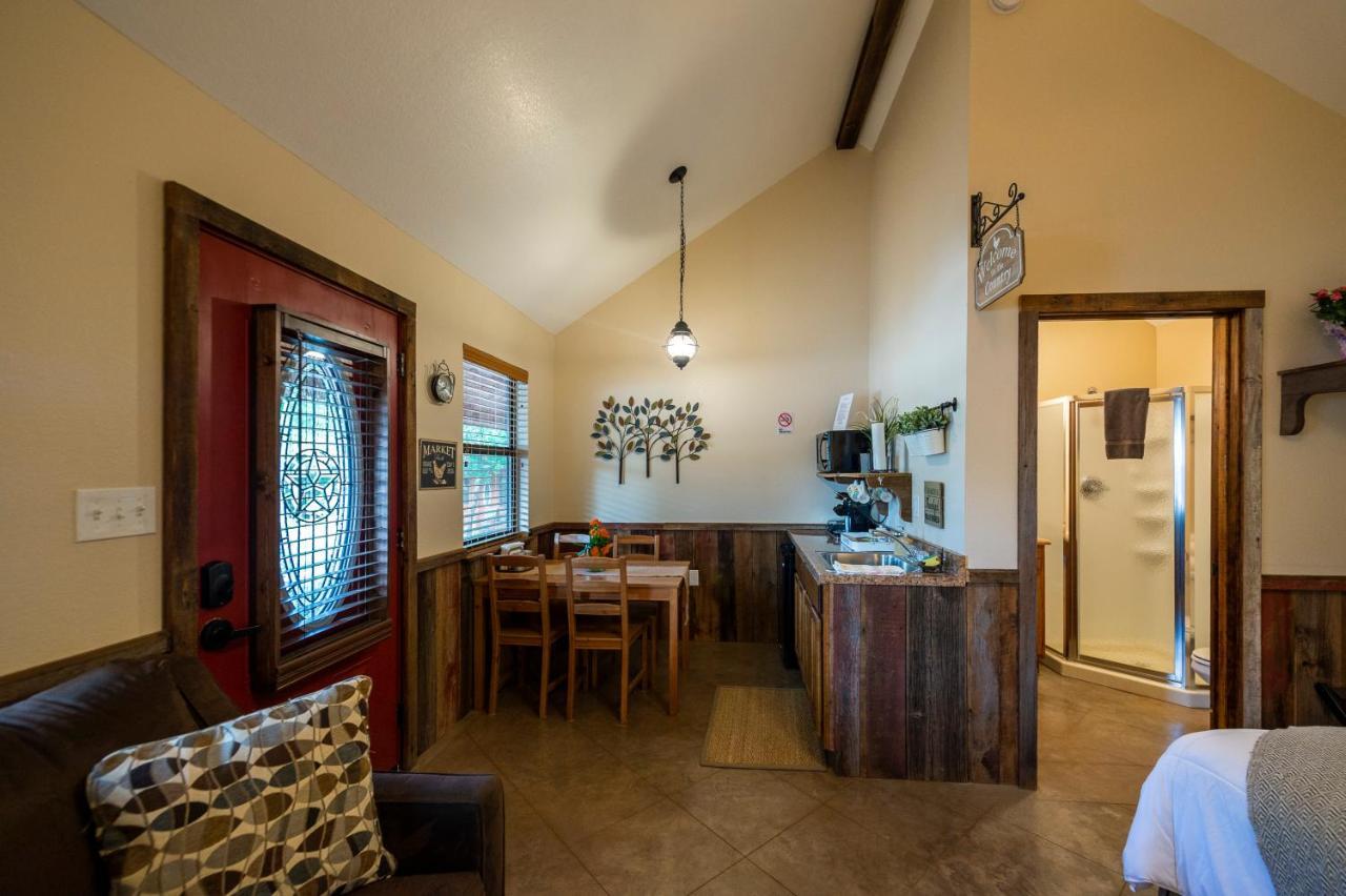 Cabin 1 Rental 15 Minutes From Magnolia And Baylor Waco Bagian luar foto